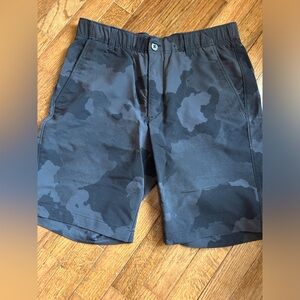 Under armour men’s camo shorts like new size 32 heat gear